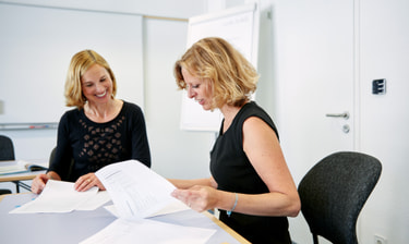 Zwei Mitarbeitende im Gespräch Due collaboratrici discutono